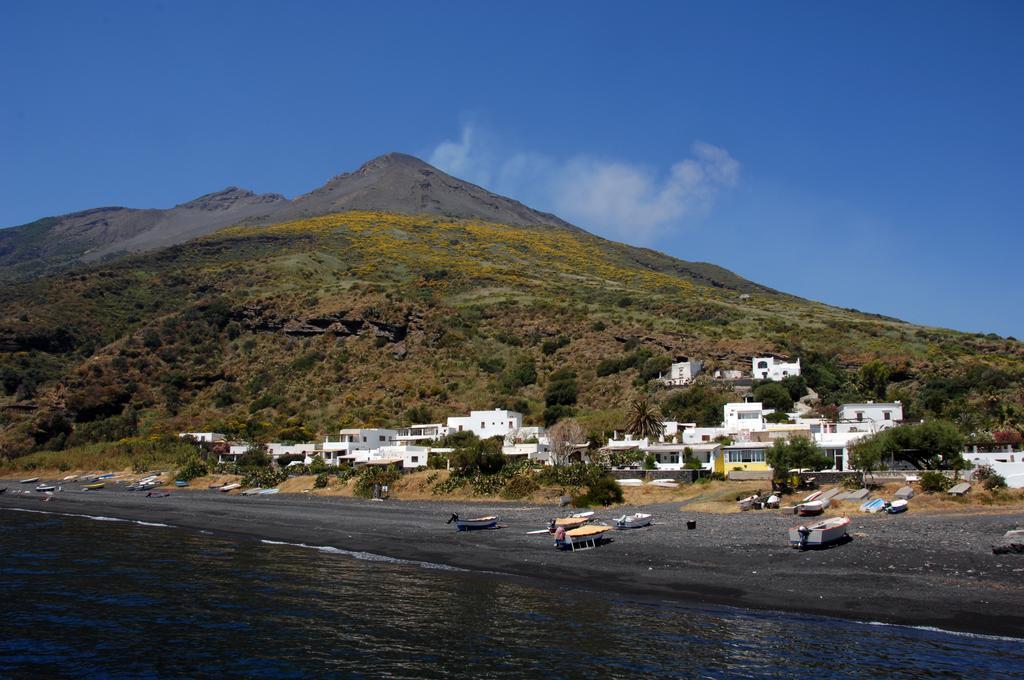 Villa Ginestra Sulla Spiaggia Di Стромболі Номер фото