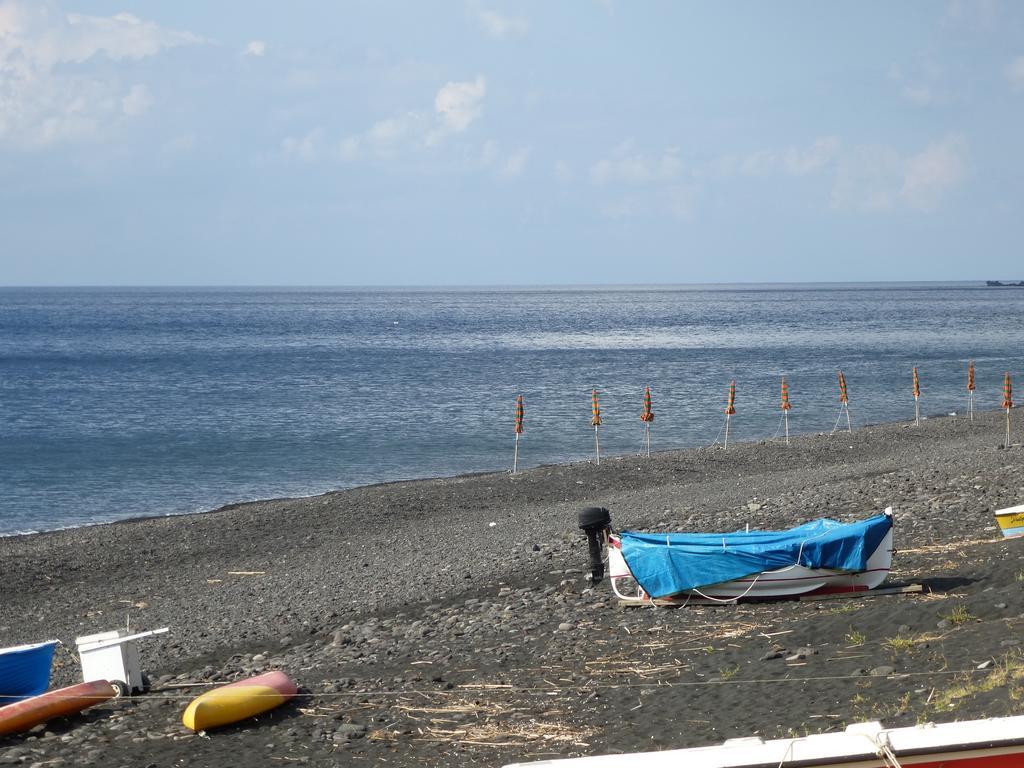 Villa Ginestra Sulla Spiaggia Di Стромболі Номер фото